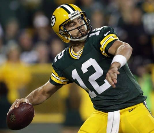NFC Wild Card: Rodgers shows off Hail Mary skills as Packers easily beat Giants at Lambeau Field